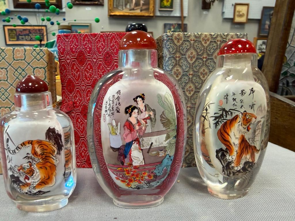 20TH CENTURY CHINESE REVERSE PAINTED GLASS SNUFF BOTTLES WITH GLASS AND STONE TOPS - 5