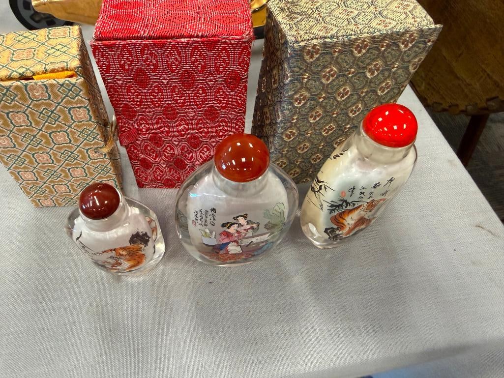 20TH CENTURY CHINESE REVERSE PAINTED GLASS SNUFF BOTTLES WITH GLASS AND STONE TOPS - 9