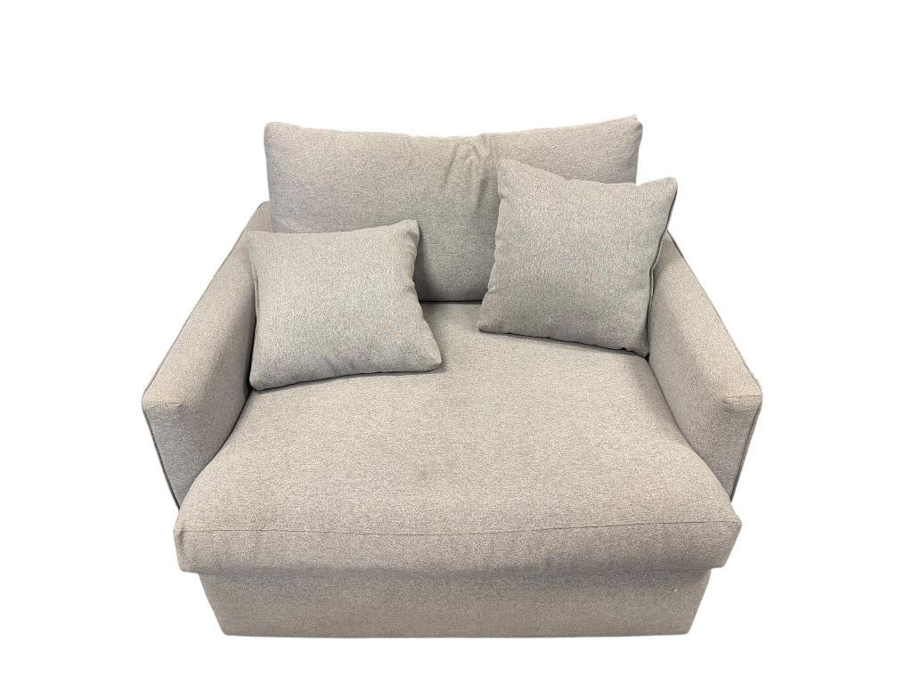 PIONEER FURNITURE CO OVERSIZE UPHOLSTERED ARM CHAIR WITH THROW PILLOWS (1 of 9)