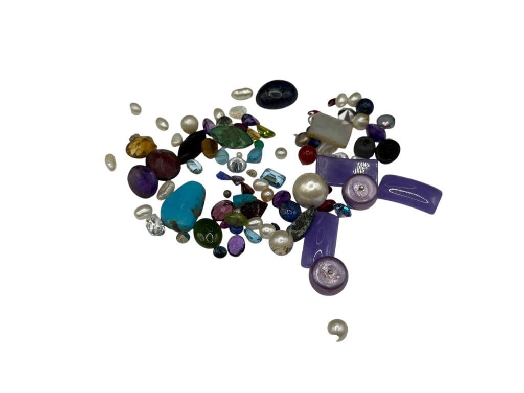 ASSORTED GEMSTONES AND SIMULATED GEMSTONES: FEATURING VARIOUS CUTS, INCLUDES AMETHYST, LAVENDER JADE, PEARLS, AND MORE APPROX. 125CTS