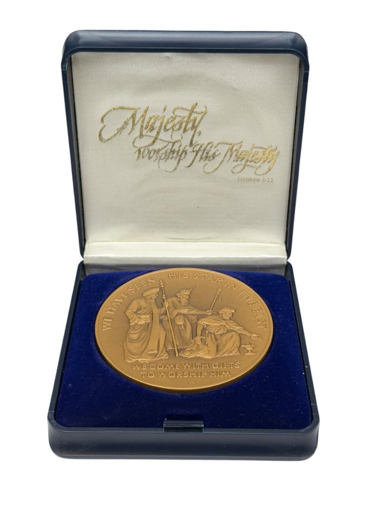 2000 BETHELEM COMMEMORATIVE BRONZE MEDAL DEPICTING THE THREE WISE MEN: "WE HAVE SEEN HIS STAR IN THE EAST WE COME WITH GIFTS TO WORSHIP HIM," IN BLUE FELT CASE 2 1/4"