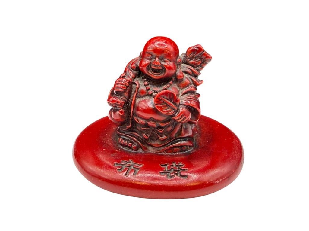 ASIAN CINNABAR STYLE RESIN LAUGHING BUDDHA FIGURINE: 1 7/8" H