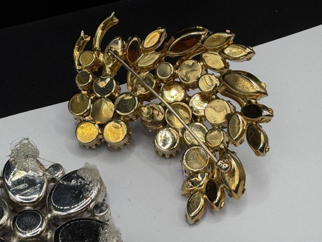 VINTAGE AUROROA BOREALIS RHINESTONE COSTUME JEWELRY BROOCH AND ADDITIONAL RHINESTONE PIECE - 7