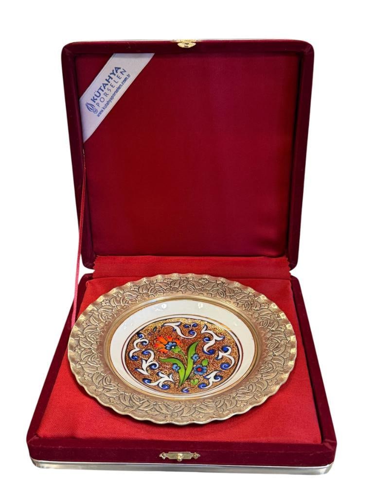 KUTAHYA PRSELEN DECORATIVE PORELAIN PLATE COLORFUL FLORAL DESIGN WITH DETAILED METAL RIM: HANDMADE PLATE WITH REPOUSSE METAL RIM IN FLORAL DESIGN, FEATURES A HOOK TO HANG FROM A WALL, INCLUDES PRESENTATION BOX WITH CERTIFICATE, NO DAMAGE OR RERPAIR 6 3/4" ROUND