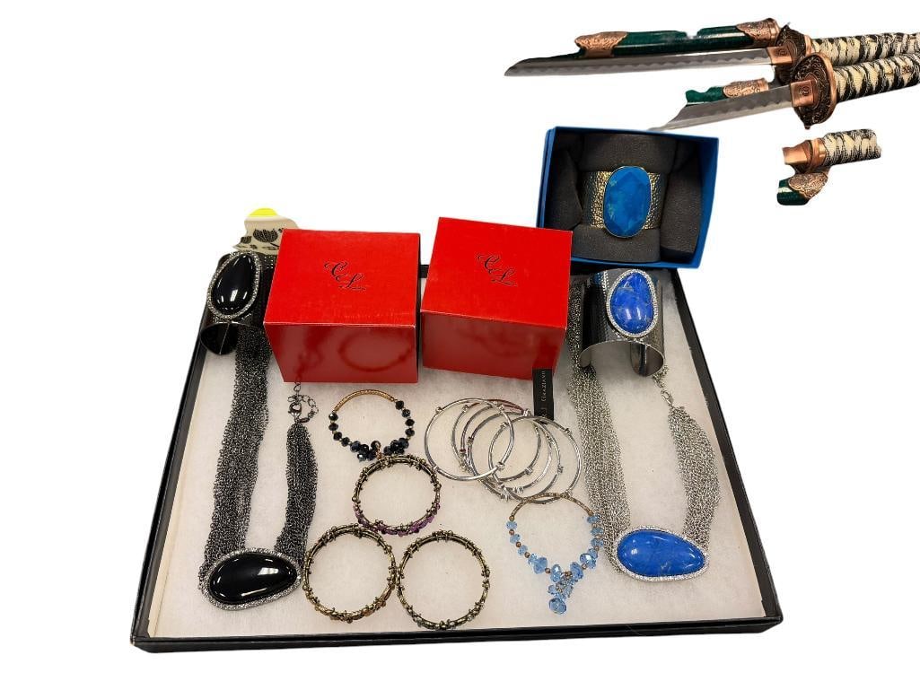 WOMENS FASHION COSTUME JEWELERY MOSTLY NEW BRACELETS ANDNECKLACES (1 of 11)