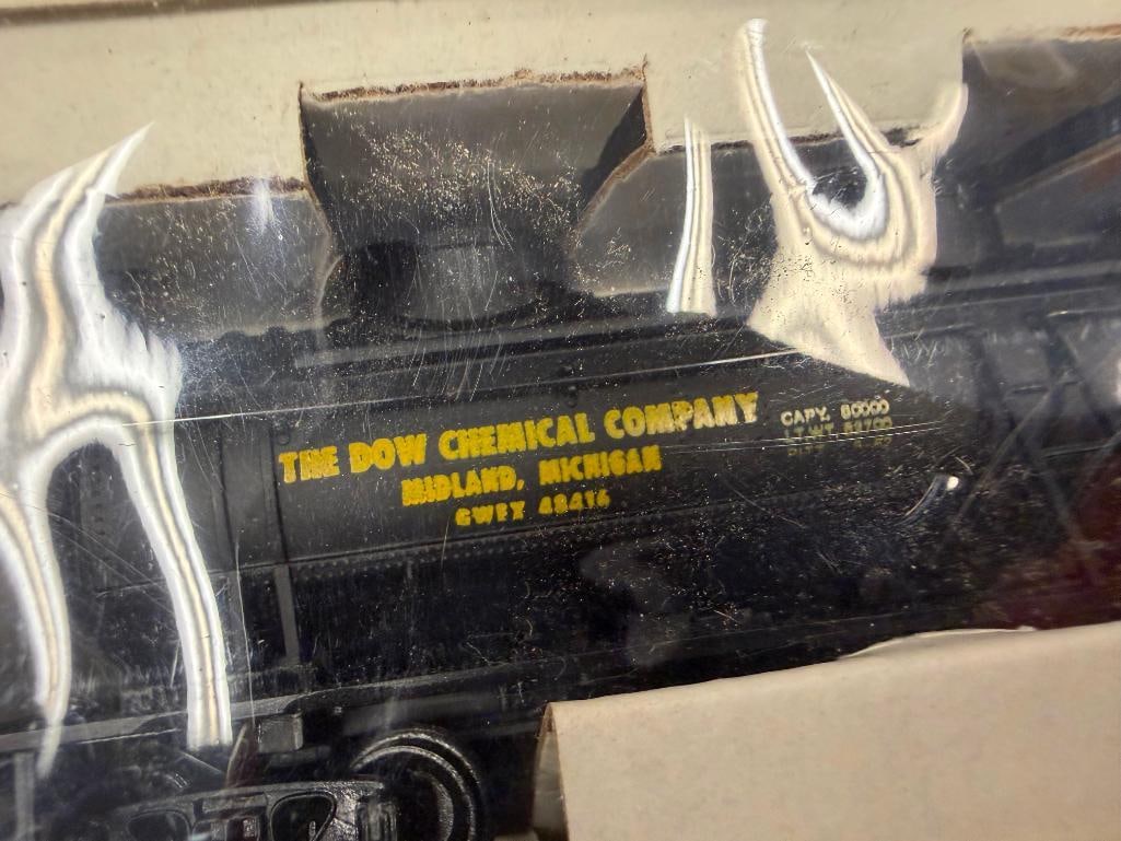 HO SCALE ASSORTED TRAIN CARS AND LOCOMOTIVES FROM LIONEL, IHC, TYCO, ETC, FEW IN ORIGINAL BOXES - 10