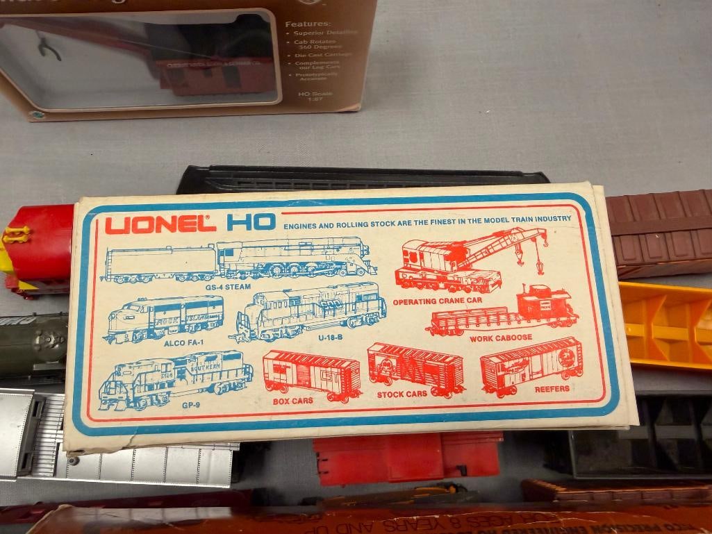 HO SCALE ASSORTED TRAIN CARS AND LOCOMOTIVES FROM LIONEL, IHC, TYCO, ETC, FEW IN ORIGINAL BOXES - 11