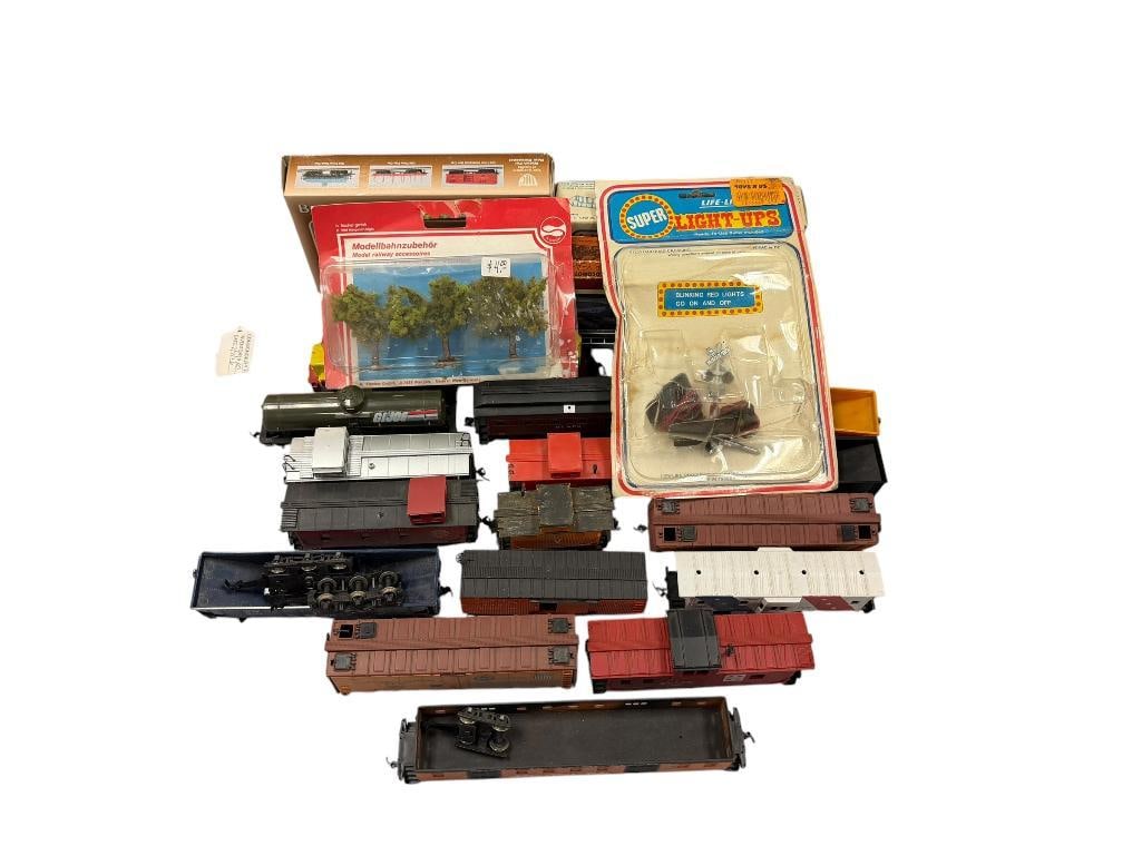 HO SCALE ASSORTED TRAIN CARS AND LOCOMOTIVES FROM LIONEL, IHC, TYCO, ETC, FEW IN ORIGINAL BOXES (1 of 13)
