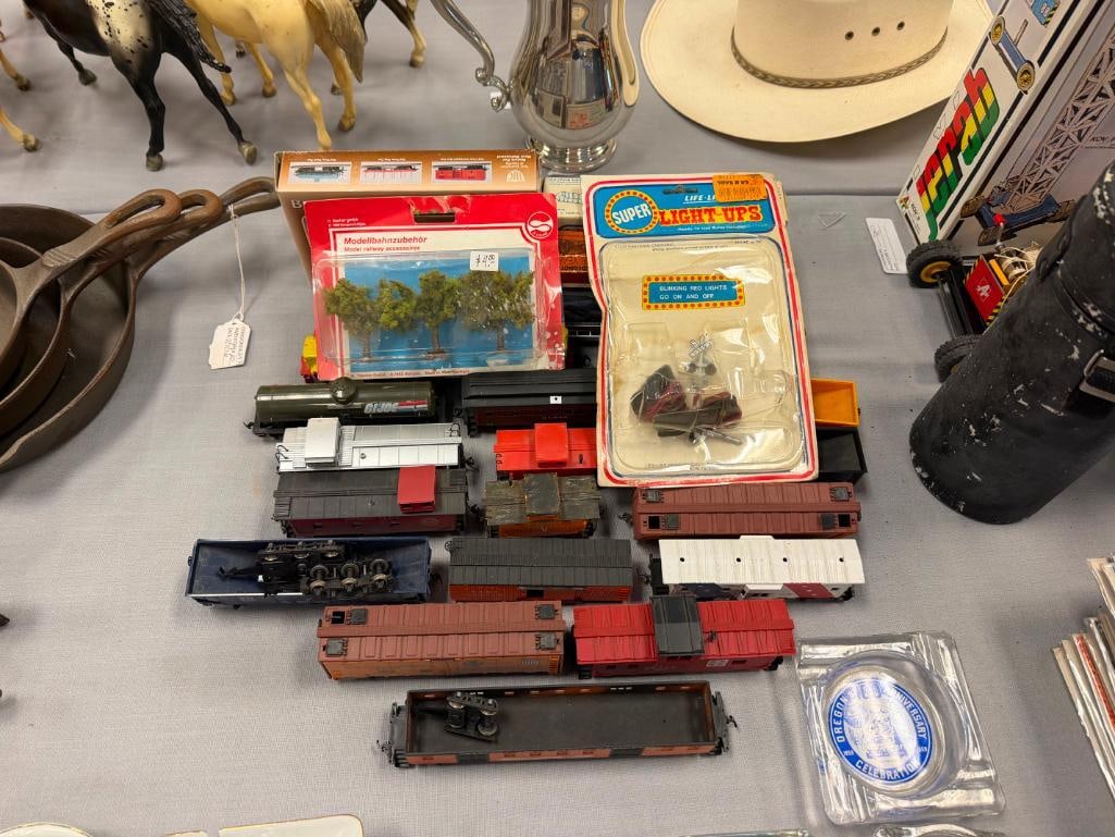 HO SCALE ASSORTED TRAIN CARS AND LOCOMOTIVES FROM LIONEL, IHC, TYCO, ETC, FEW IN ORIGINAL BOXES - 2