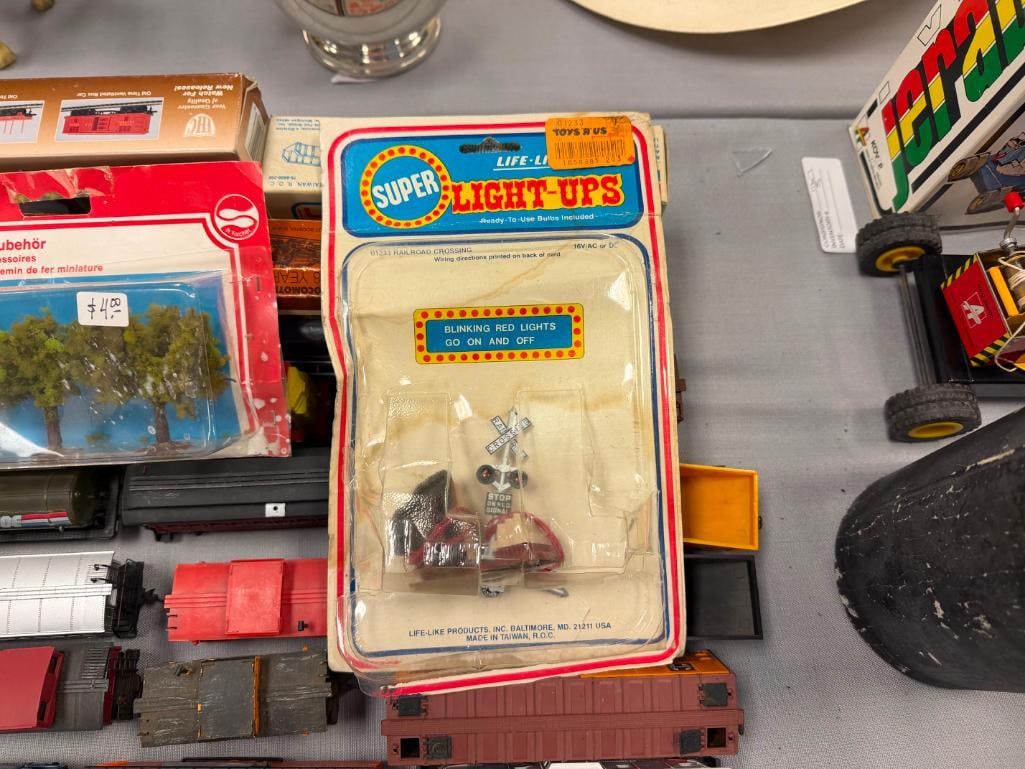 HO SCALE ASSORTED TRAIN CARS AND LOCOMOTIVES FROM LIONEL, IHC, TYCO, ETC, FEW IN ORIGINAL BOXES - 3