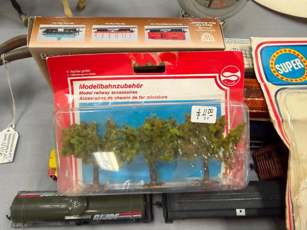 HO SCALE ASSORTED TRAIN CARS AND LOCOMOTIVES FROM LIONEL, IHC, TYCO, ETC, FEW IN ORIGINAL BOXES - 5