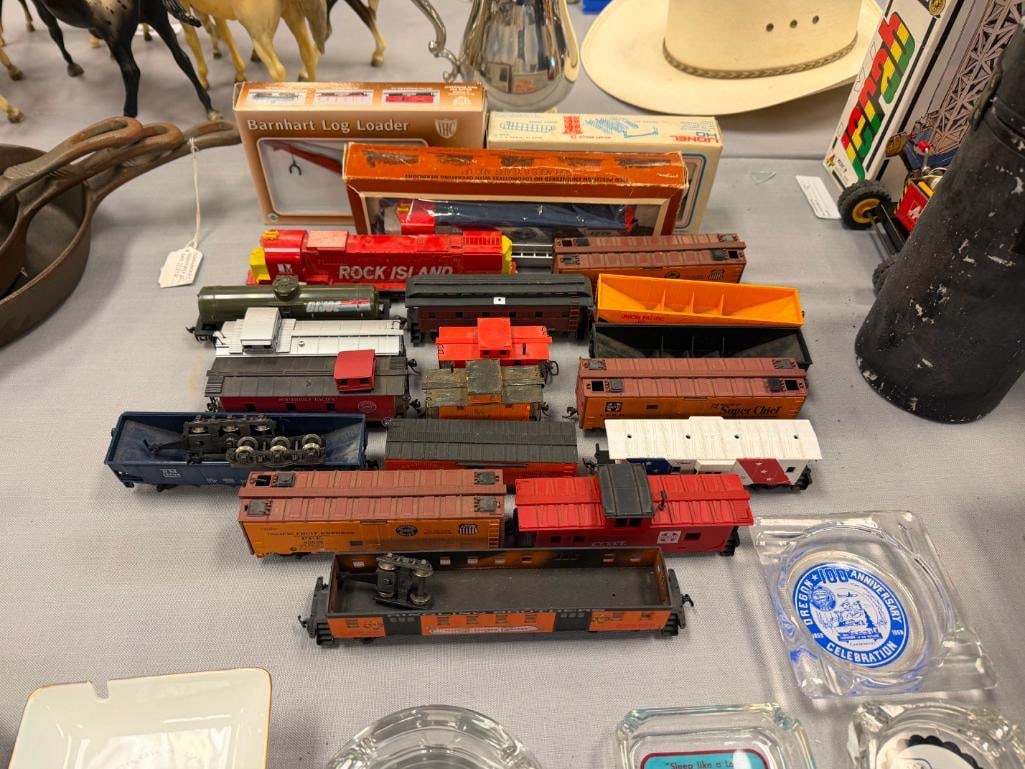 HO SCALE ASSORTED TRAIN CARS AND LOCOMOTIVES FROM LIONEL, IHC, TYCO, ETC, FEW IN ORIGINAL BOXES - 6