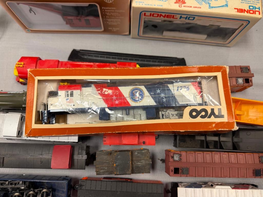HO SCALE ASSORTED TRAIN CARS AND LOCOMOTIVES FROM LIONEL, IHC, TYCO, ETC, FEW IN ORIGINAL BOXES - 7