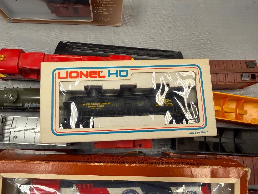 HO SCALE ASSORTED TRAIN CARS AND LOCOMOTIVES FROM LIONEL, IHC, TYCO, ETC, FEW IN ORIGINAL BOXES - 8