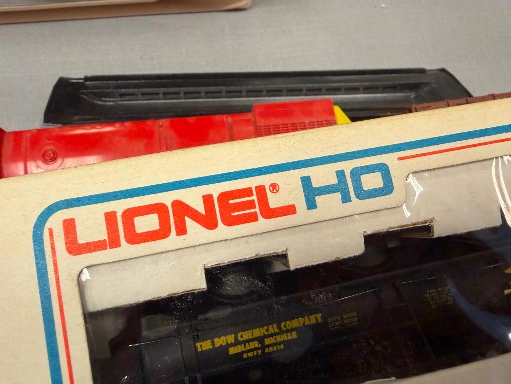 HO SCALE ASSORTED TRAIN CARS AND LOCOMOTIVES FROM LIONEL, IHC, TYCO, ETC, FEW IN ORIGINAL BOXES - 9