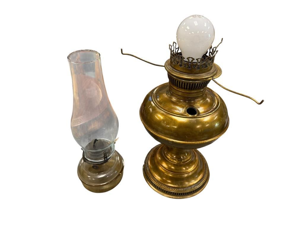 ANTIQUE ELECTRIFIED METAL OIL LAMP AND ANTIQUE OIL LAMP GLASS FONT WITH QUEEN ANNE BURNER (1 of 9)