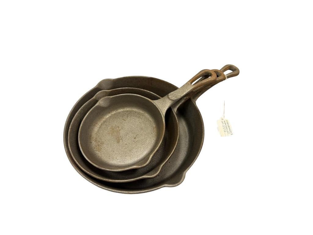 THREE PIECE COUNTRY CABIN CAST IRON SKILLET SET (1 of 9)