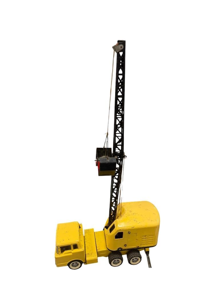 1960'S PRESSED STEEL STRUCTO MOBILE CRANE CONSTRUCTION TOY: FEATURES LATTICE BOOM WITH HARD RUBBER TIRES, COMPLETE WITH WINDSHIELD INTACT, ORIGINAL LABEL PRESENT 15"L, 26" BOOM
