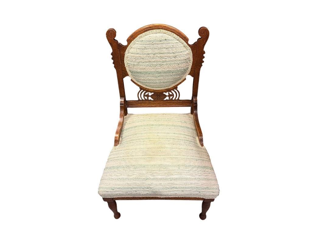 ANTIQUE EASTLAKE OAK SIDE CHAIR WITH UPHOLSTERED SEAT AND BACK: FEATURES WOODEN FRONT CASTORS