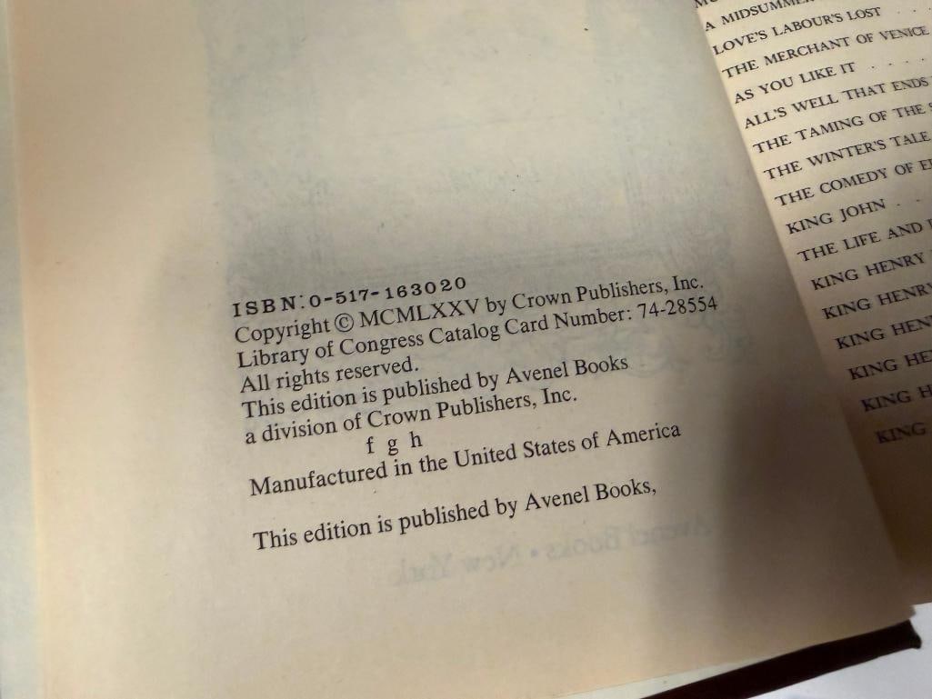 THREE COLLECTIBLE HARDCOVER BOOKS PUBLISHED BY AVENAL BOOKS INCLUDING WILLIAM SHAKESPEARE - 7
