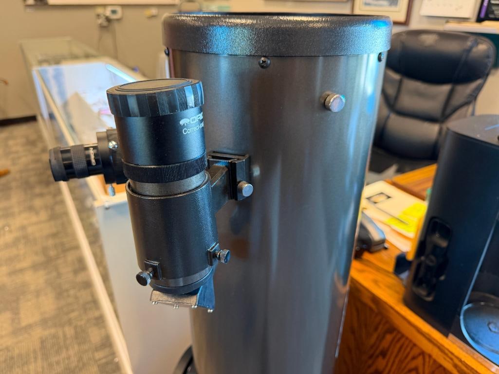 ORION SKYQUEST XT8 INTELLIESCOPE DOBSONIAN REFLECTOR TELESCOPE 8-INCH APERTURE AND 1200MM FOCAL: INCLUDES DIGITAL ENCODERS TO LOCATE OVER 14,000 CELESTIAL OBJECTS, 9X50 ANGLED LENS, AND 25MM LENS, ON SWIVEL BASE, IN GOOD CONDITION WITH NO MAJOR WEAR OR SIGNS OF USE 46" L