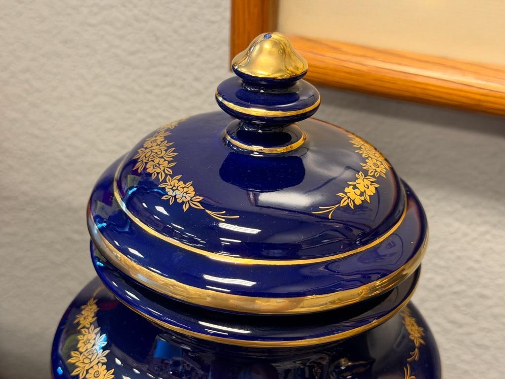 KERAMOS CAPODIMONTE ITALIAN PORCELAIN VASES IN COBALT WITH GILT ACCENTS AND ROAMNTIC SCENES - 10