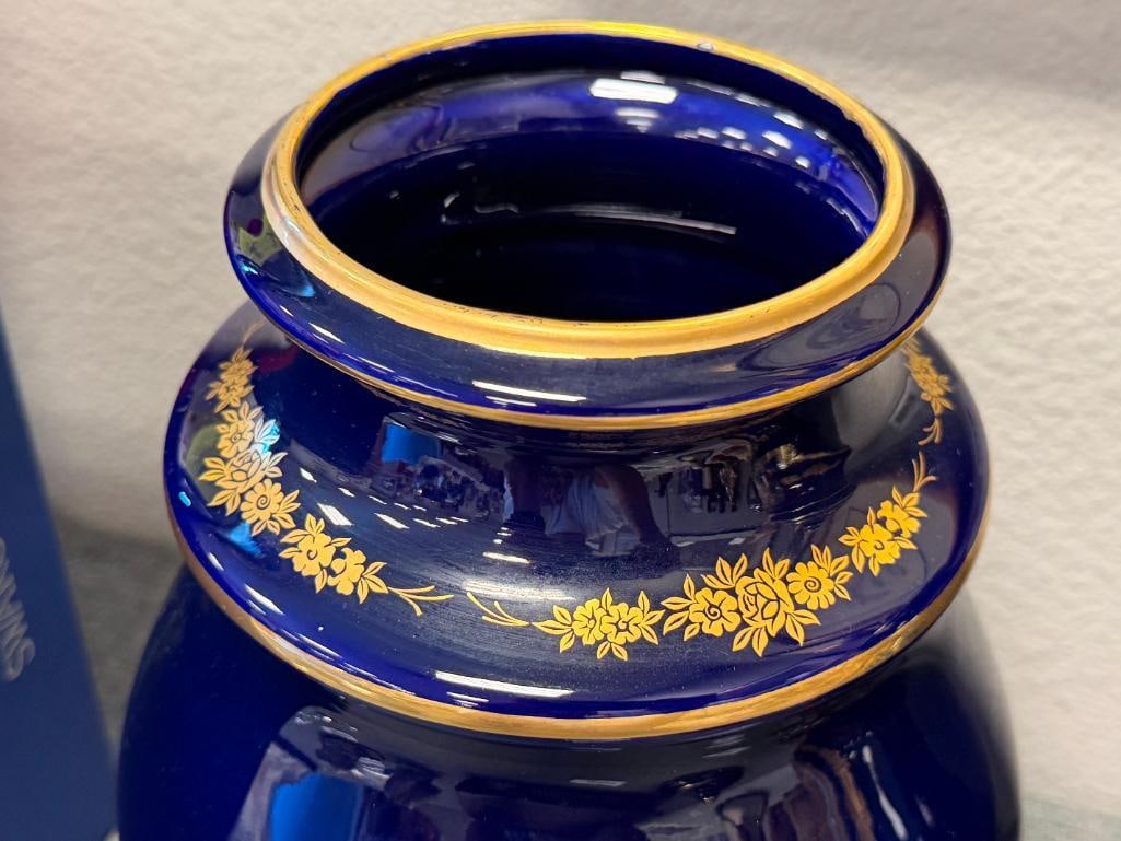 KERAMOS CAPODIMONTE ITALIAN PORCELAIN VASES IN COBALT WITH GILT ACCENTS AND ROAMNTIC SCENES - 11