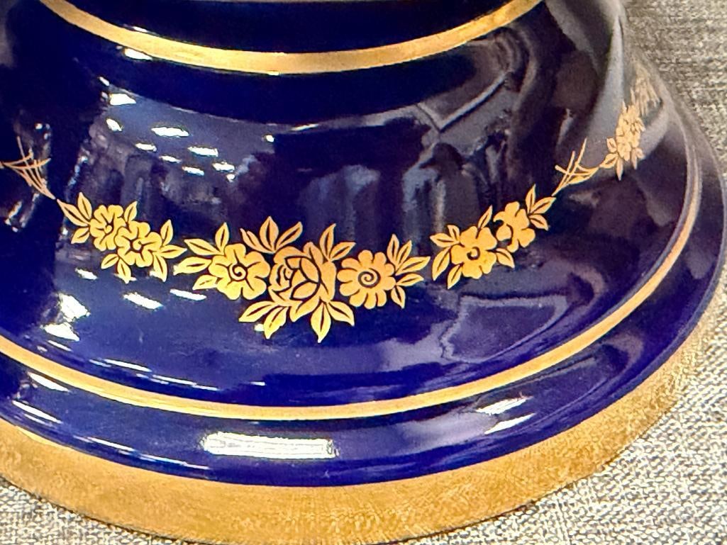 KERAMOS CAPODIMONTE ITALIAN PORCELAIN VASES IN COBALT WITH GILT ACCENTS AND ROAMNTIC SCENES - 7