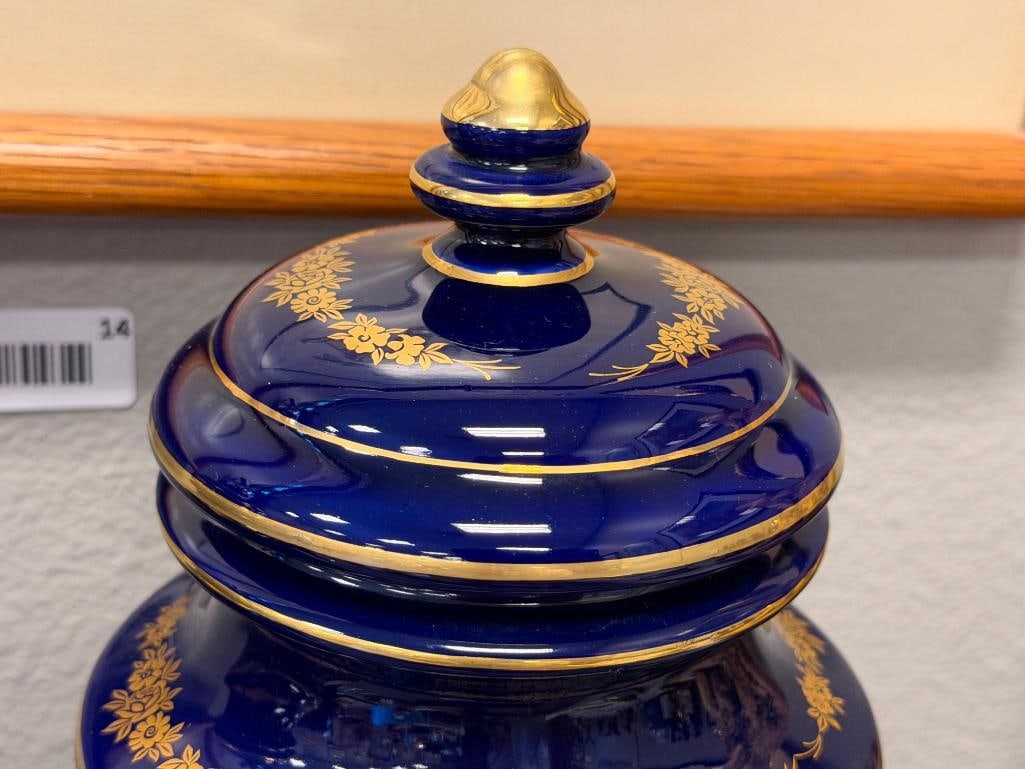 KERAMOS CAPODIMONTE ITALIAN PORCELAIN VASES IN COBALT WITH GILT ACCENTS AND ROAMNTIC SCENES - 8