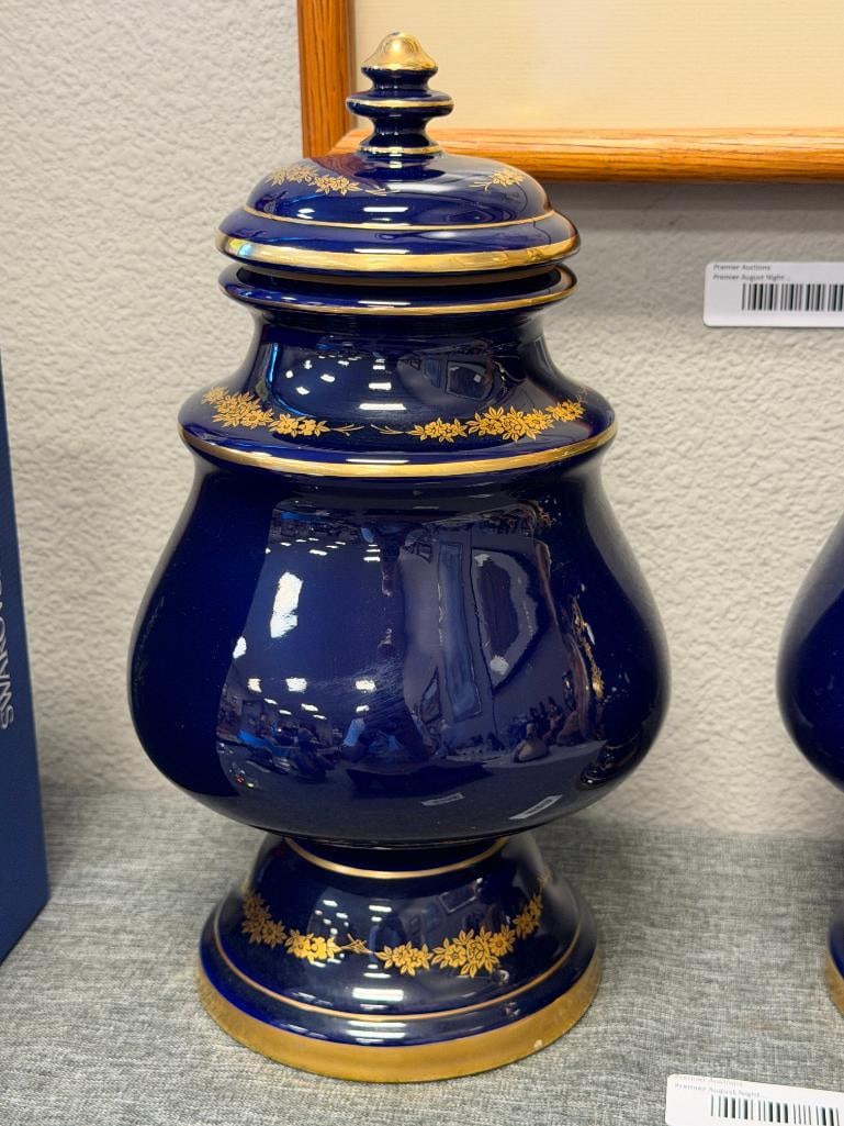 KERAMOS CAPODIMONTE ITALIAN PORCELAIN VASES IN COBALT WITH GILT ACCENTS AND ROAMNTIC SCENES - 9
