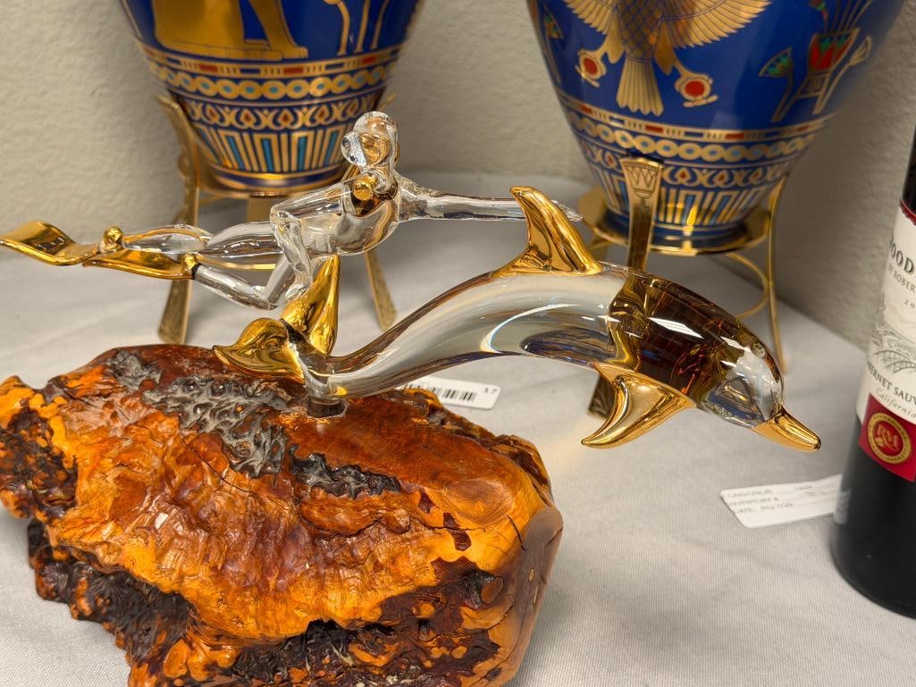 GLASS BARON HAND CRAFTED GLASS SCULPTURE DECORATED IN 22K GOLD AND MOUNTED ON BURL WOOD BASE - 2