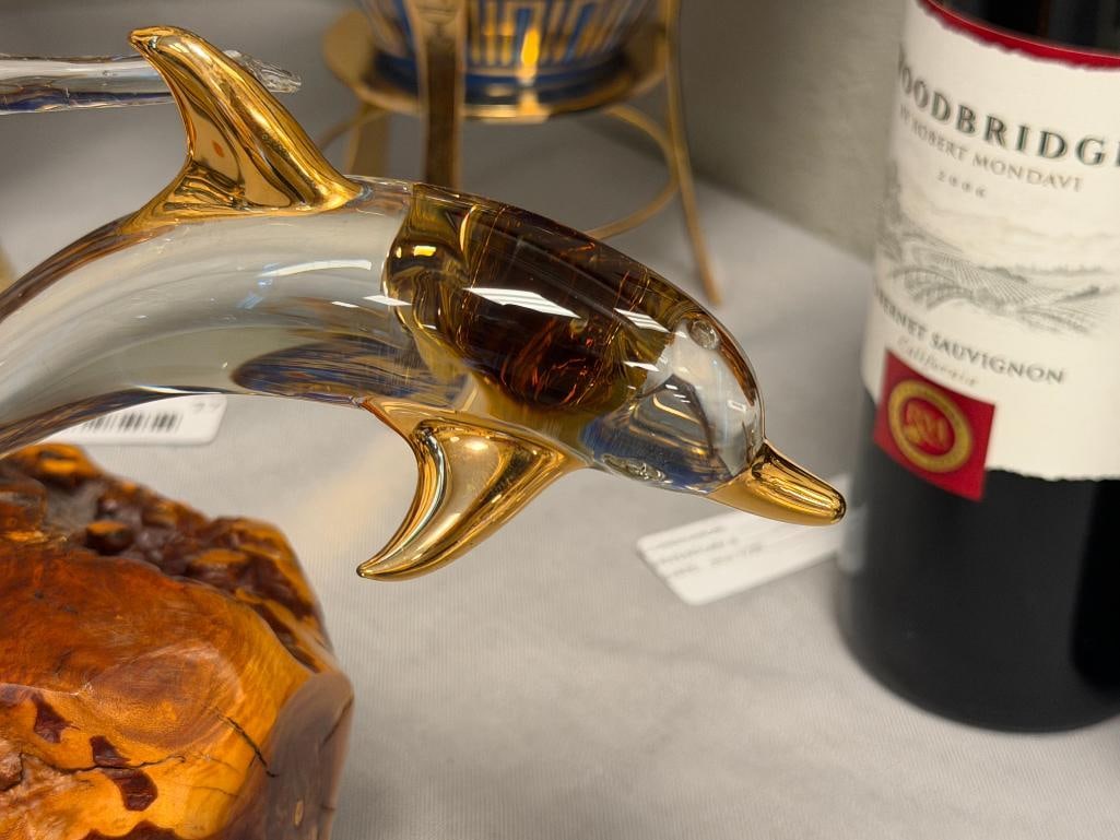 GLASS BARON HAND CRAFTED GLASS SCULPTURE DECORATED IN 22K GOLD AND MOUNTED ON BURL WOOD BASE - 3