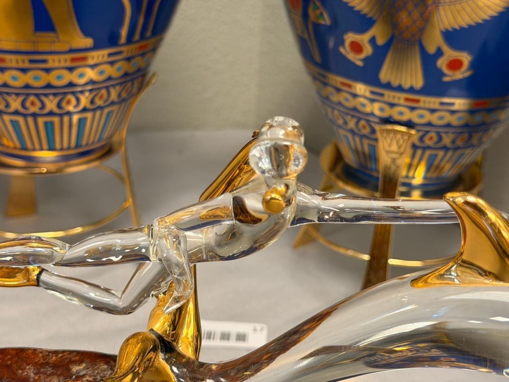 GLASS BARON HAND CRAFTED GLASS SCULPTURE DECORATED IN 22K GOLD AND MOUNTED ON BURL WOOD BASE - 4