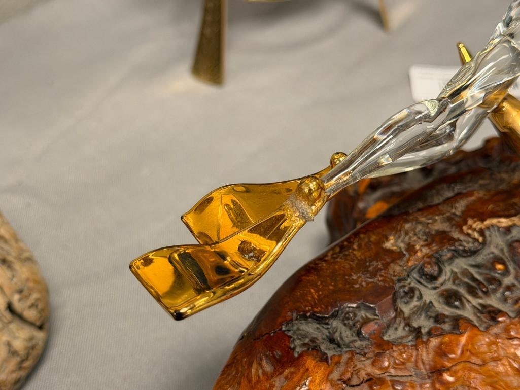 GLASS BARON HAND CRAFTED GLASS SCULPTURE DECORATED IN 22K GOLD AND MOUNTED ON BURL WOOD BASE - 7