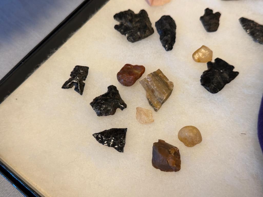 PRIMITIVE NATIVE AMERICAN KNAPPED ARROWHEAD PIECES, LARGE OBSIDIAN PIECE, TOOLS, ETC. - 2