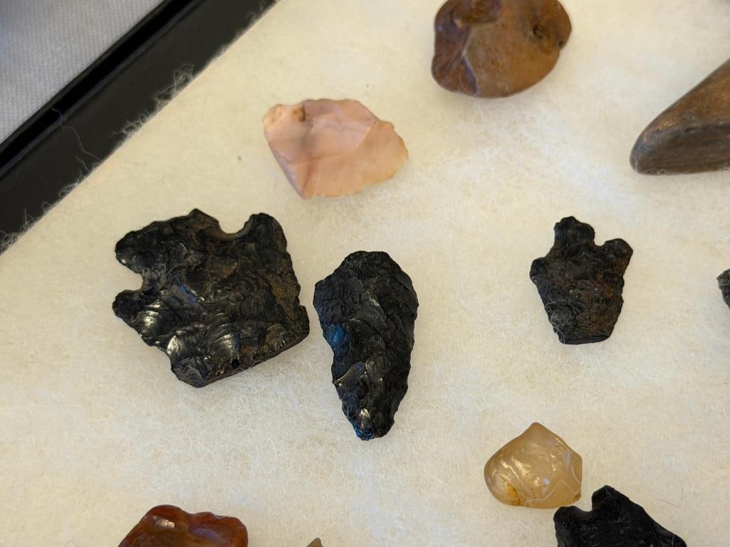 PRIMITIVE NATIVE AMERICAN KNAPPED ARROWHEAD PIECES, LARGE OBSIDIAN PIECE, TOOLS, ETC. - 3