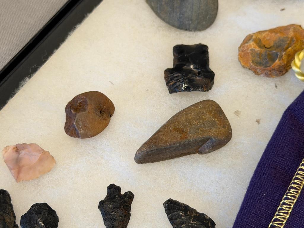 PRIMITIVE NATIVE AMERICAN KNAPPED ARROWHEAD PIECES, LARGE OBSIDIAN PIECE, TOOLS, ETC. - 4