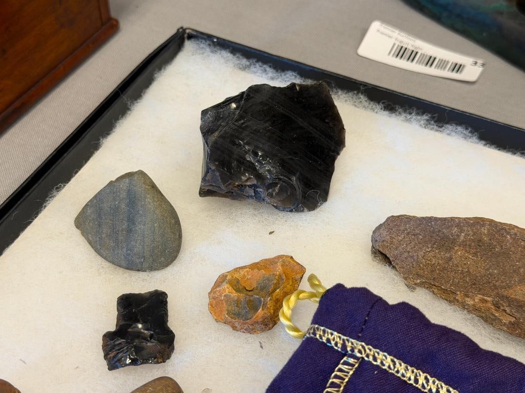 PRIMITIVE NATIVE AMERICAN KNAPPED ARROWHEAD PIECES, LARGE OBSIDIAN PIECE, TOOLS, ETC. - 5