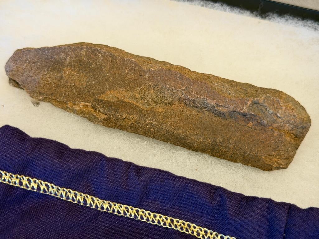 PRIMITIVE NATIVE AMERICAN KNAPPED ARROWHEAD PIECES, LARGE OBSIDIAN PIECE, TOOLS, ETC. - 6