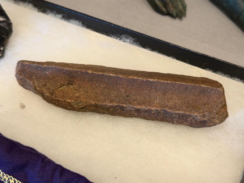 PRIMITIVE NATIVE AMERICAN KNAPPED ARROWHEAD PIECES, LARGE OBSIDIAN PIECE, TOOLS, ETC. - 8