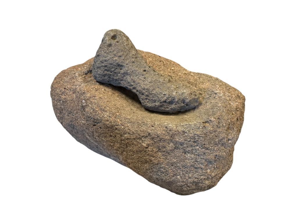 PRIMITIVE NATIVE AMERICAN ARTIFACT METATE AND MANO / MORTAR AND PESTLE: 8" X 4" X 5 1/2" METATE, 4 1/2" MANO