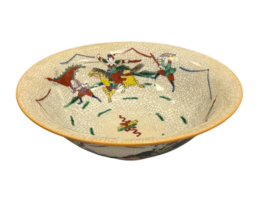 LARGE EARLY 20TH CENTURY CHINESE HAND PAINTED WARRIOR BOWL OATMEAL CRACKLE GLAZE: HEAVY STONEWARE BOWL WITH COLORFUL VIBRANT SCENES OF WARRIORS, NO DAMAGE OR REPAIRS 10 1/2" ROUND