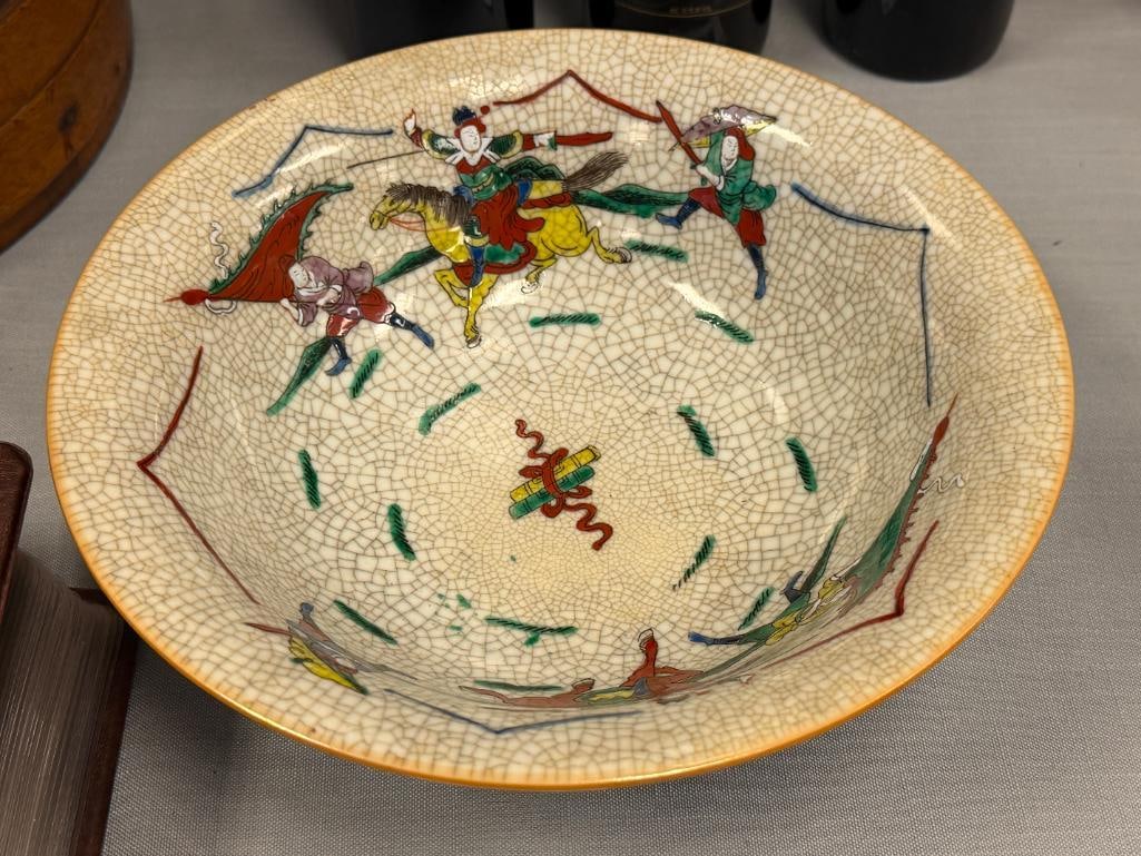 LARGE EARLY 20TH CENTURY CHINESE HAND PAINTED WARRIOR BOWL OATMEAL CRACKLE GLAZE - 2