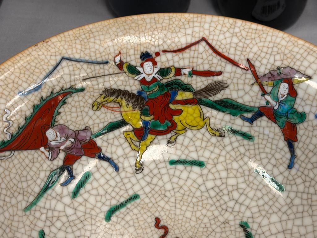 LARGE EARLY 20TH CENTURY CHINESE HAND PAINTED WARRIOR BOWL OATMEAL CRACKLE GLAZE - 3