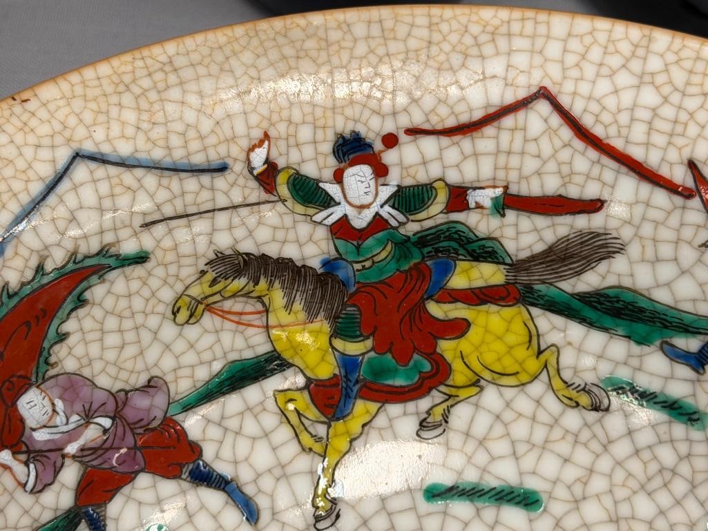 LARGE EARLY 20TH CENTURY CHINESE HAND PAINTED WARRIOR BOWL OATMEAL CRACKLE GLAZE - 4