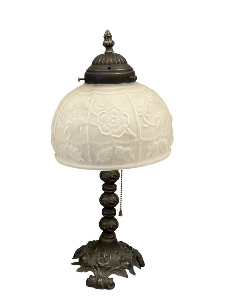 DECORATIVE VICTORIAN STYLED BEDSIDE LAMP WITH RELIEF FROSTED GLASS SHADE AND BRONZE FINISH BASE: TESTED + 17" H