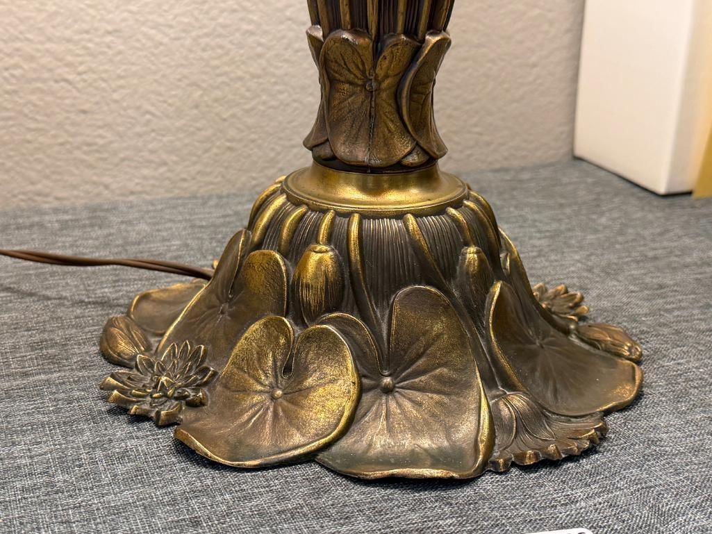 ART NOUVEAU STYLED BRONZE TONED LILY PAD TABLE LAMP WITH AMBER SLAG GLASS SHADE - 10