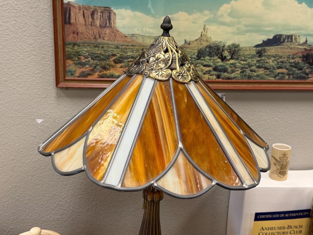 ART NOUVEAU STYLED BRONZE TONED LILY PAD TABLE LAMP WITH AMBER SLAG GLASS SHADE - 2