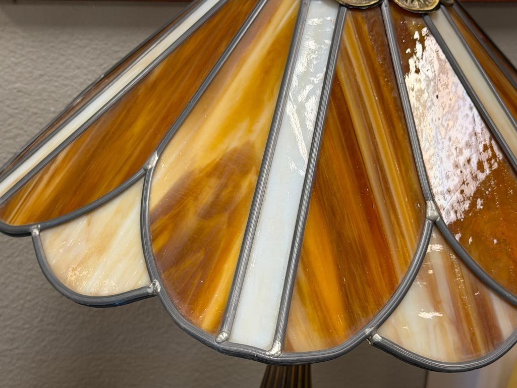 ART NOUVEAU STYLED BRONZE TONED LILY PAD TABLE LAMP WITH AMBER SLAG GLASS SHADE - 3