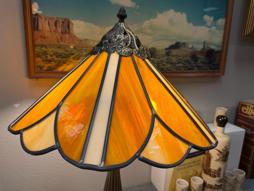 ART NOUVEAU STYLED BRONZE TONED LILY PAD TABLE LAMP WITH AMBER SLAG GLASS SHADE - 8